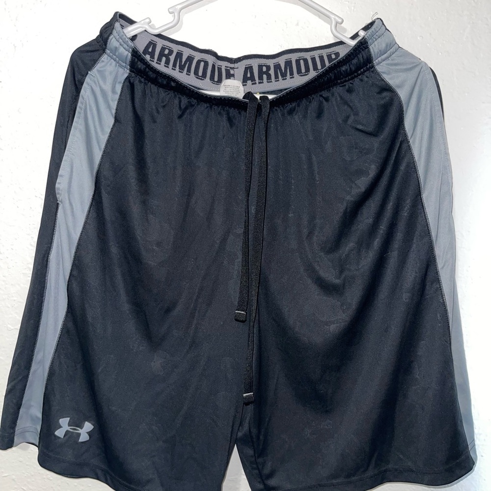 Under armour black camo Boys Basketball shorts Size M